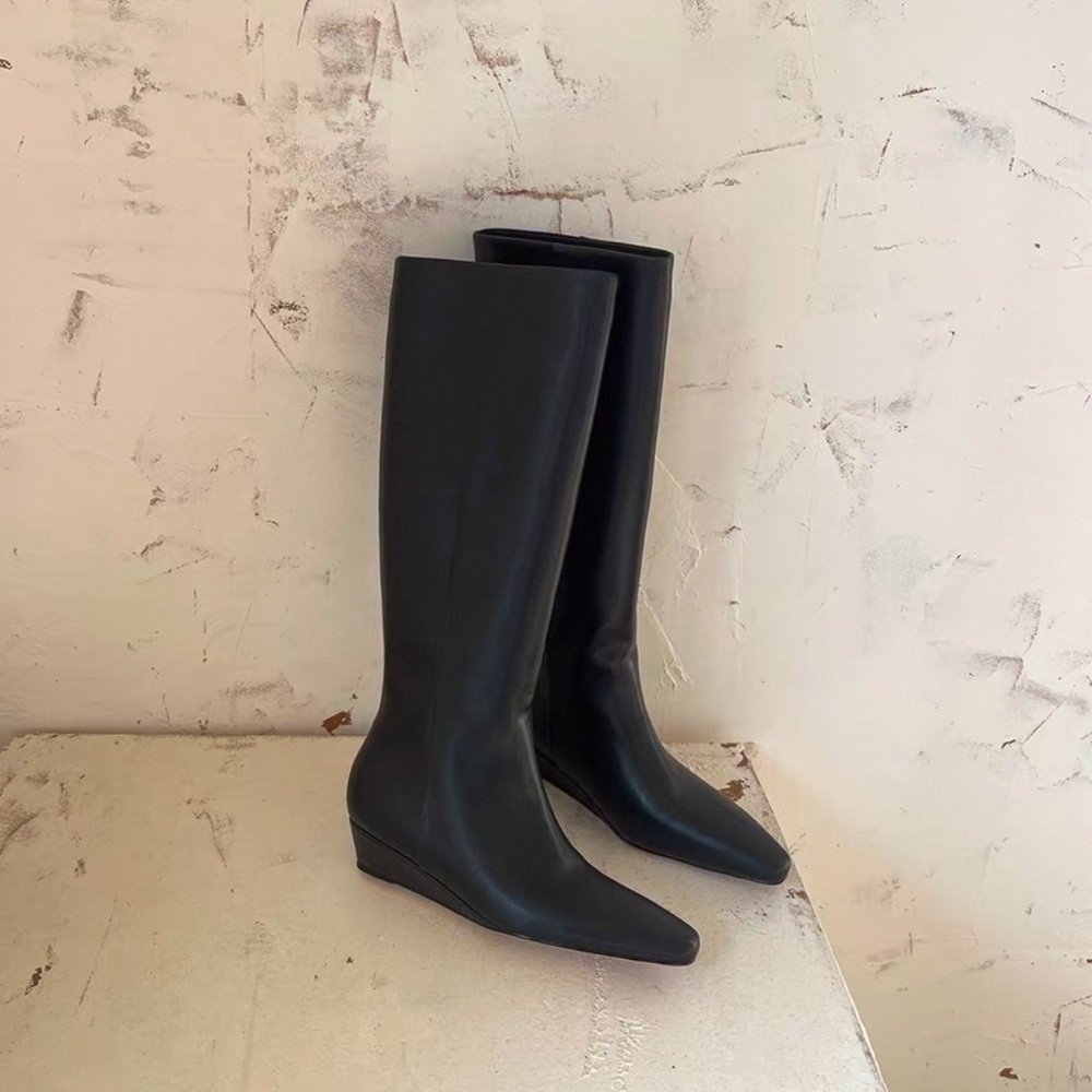 Elegant Black leather Boots